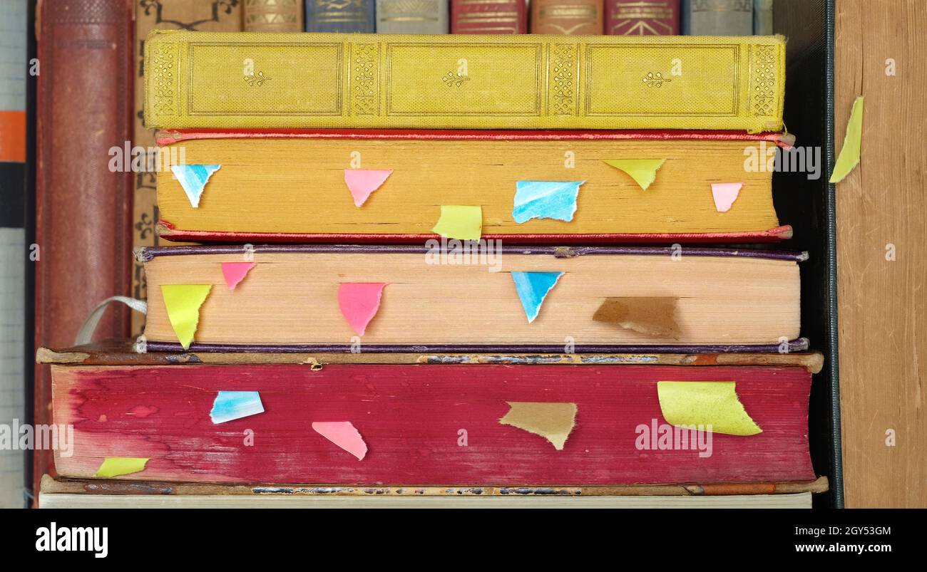 Stapel von Büchern mit Lesezeichen. Lesen, Literatur, Bildung, Bibliothek, Home Office, Back-to-School-Konzept, Kopierraum Stockfoto