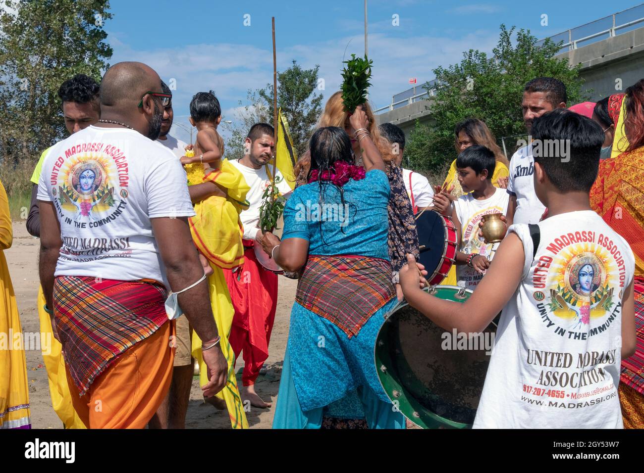 Hinduistisch-amerikanische Männer und Frauen verehren Rituale bei einem Ganga- und Kateri-Amma Poosai-Gottesdienst in Jamaica Bay in Queens, New York City. Stockfoto