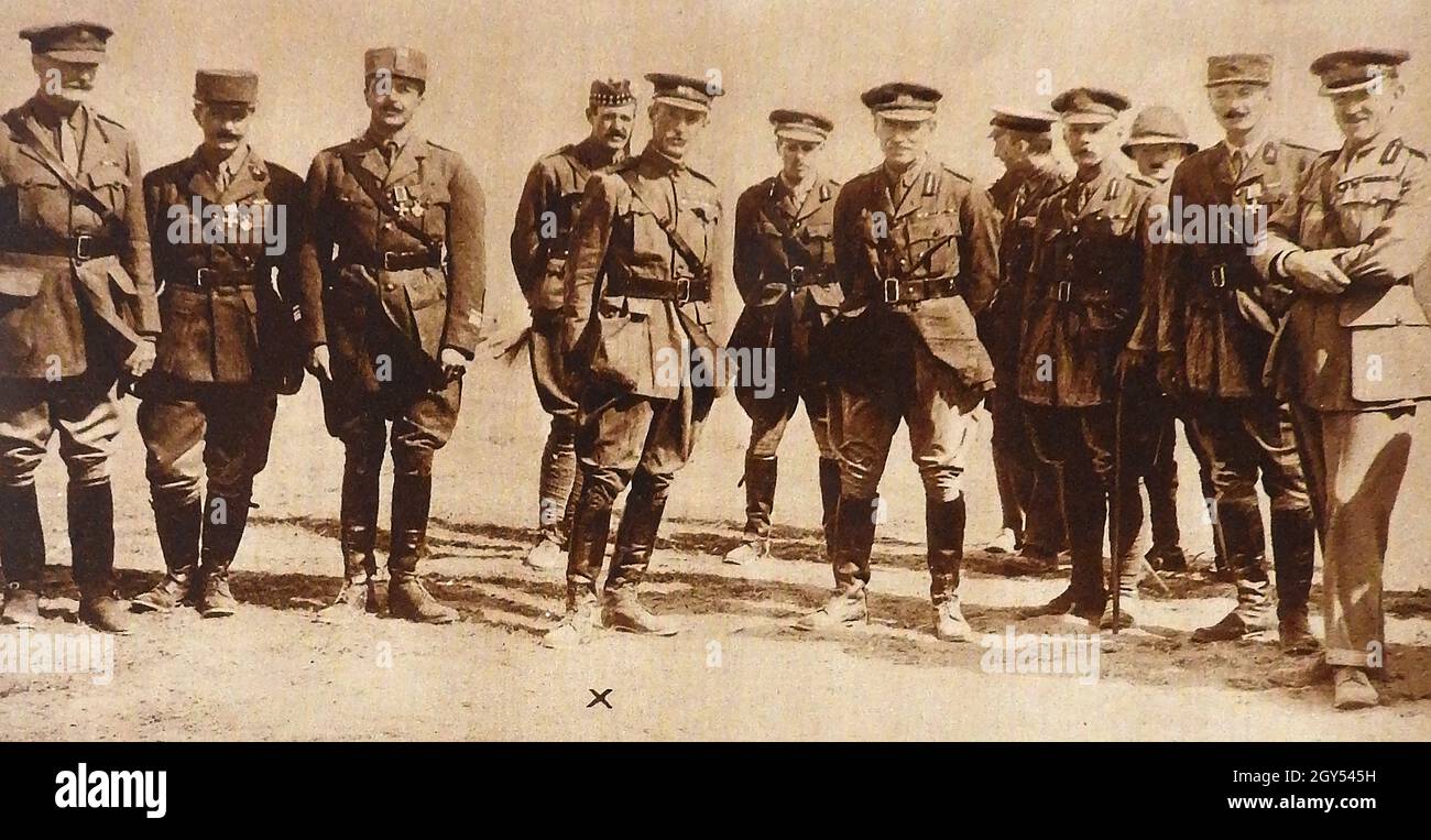 WWI - Gallipoli - mit einem Kreuz gekennzeichnet ist General Sir Ian Hamilton und Staff. Sir Ian Standish Monteith Hamilton, geboren in Korfu, ( 1853 – 1947) war ein britischer Armeeoffizier mit einer beeindruckenden britisch-imperialen Militärkarriere. Er kommandierte die Mittelmeer-Expeditionstruppe in der Gallipoli-Kampagne und wurde zweimal nominiert (aber nie mit dem Victoria-Kreuz ausgezeichnet. Stockfoto