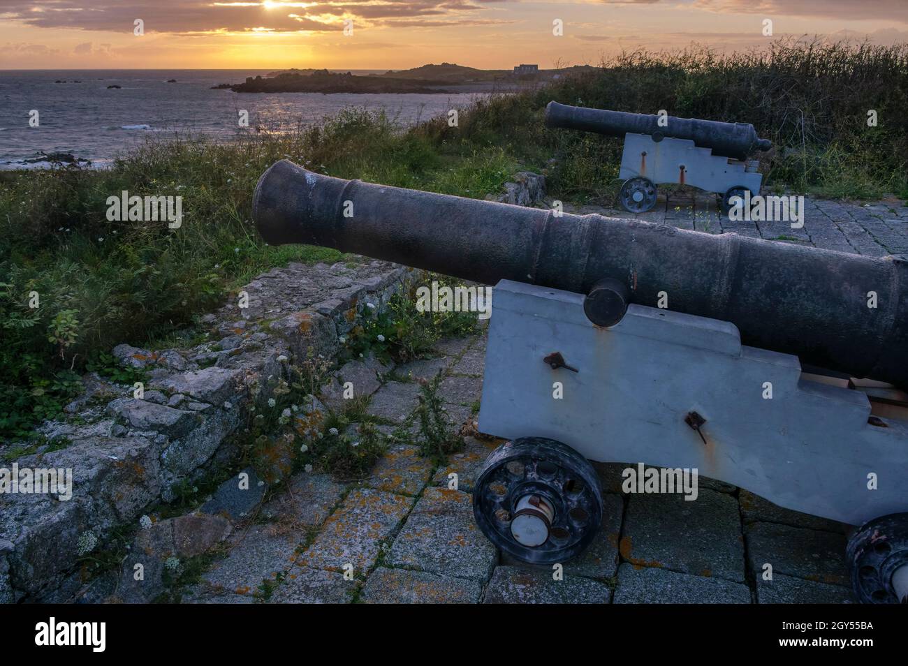 Blick von L'Eree Gun Battery auf Lihou Island bei Sonnenuntergang, L'Eree Headland, Guernsey, Channel Islands Stockfoto