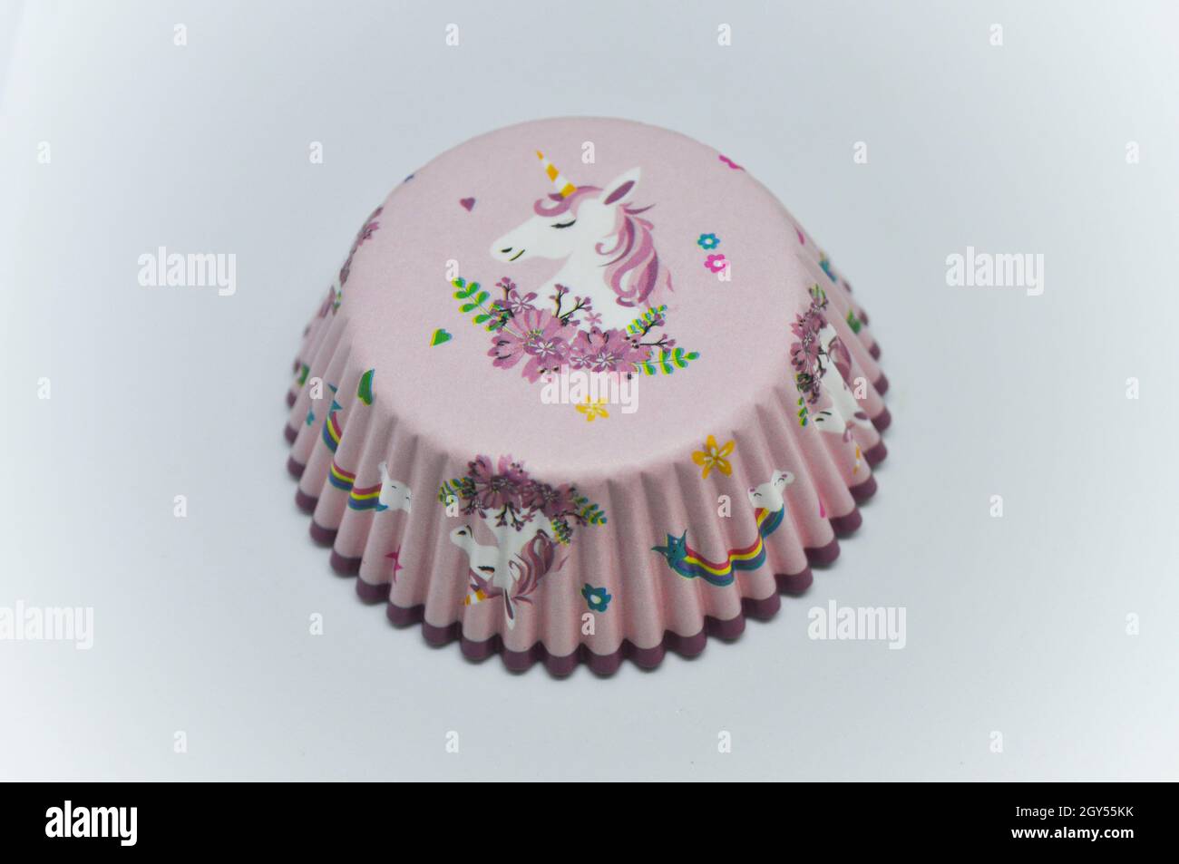 Leere Einhorn-Cup-Kuchenhüllen vor weißem Hintergrund Stockfoto