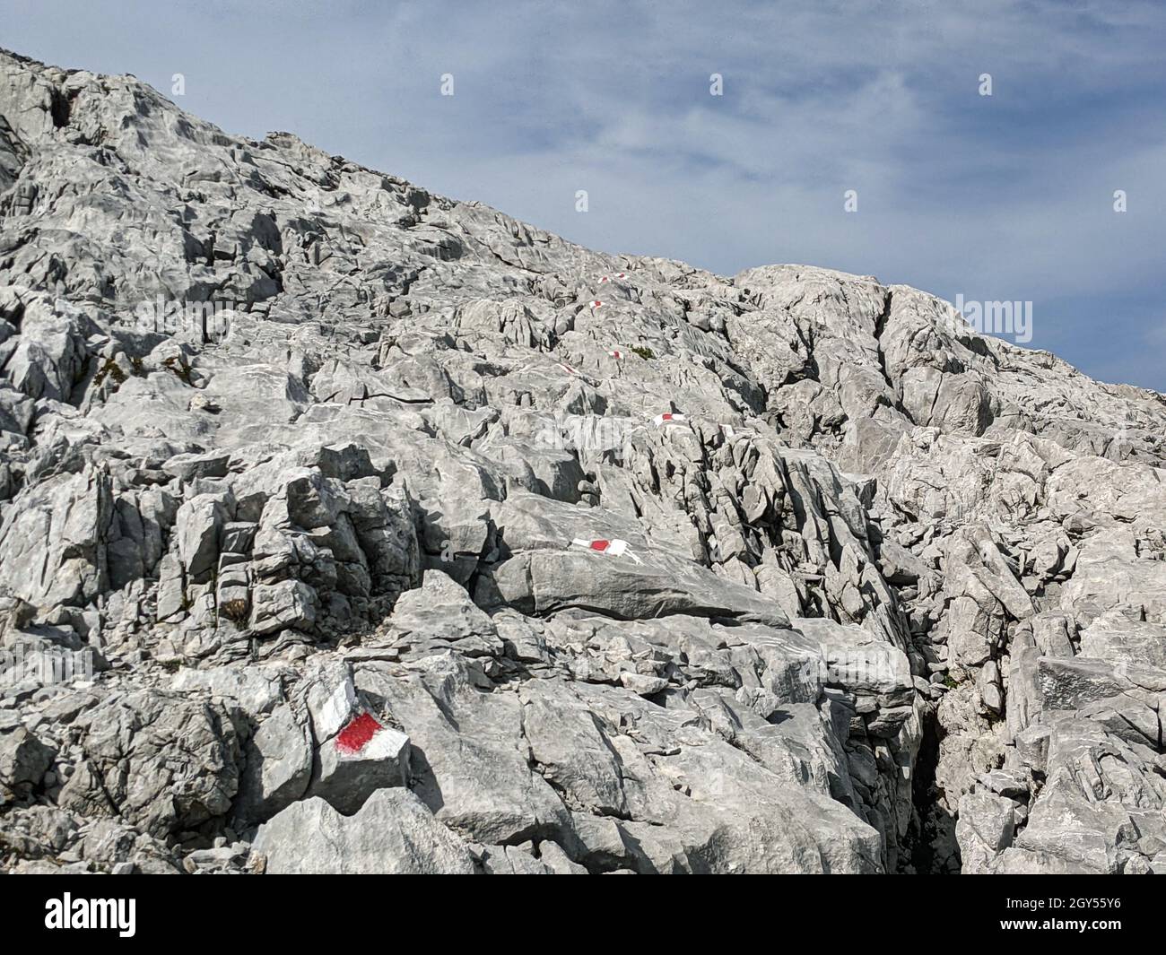 Wanderweg über die Felsen am Silberner Berg im Kanton uri in der schweiz, Wegschilder auf Felsen gemalt, Stockfoto