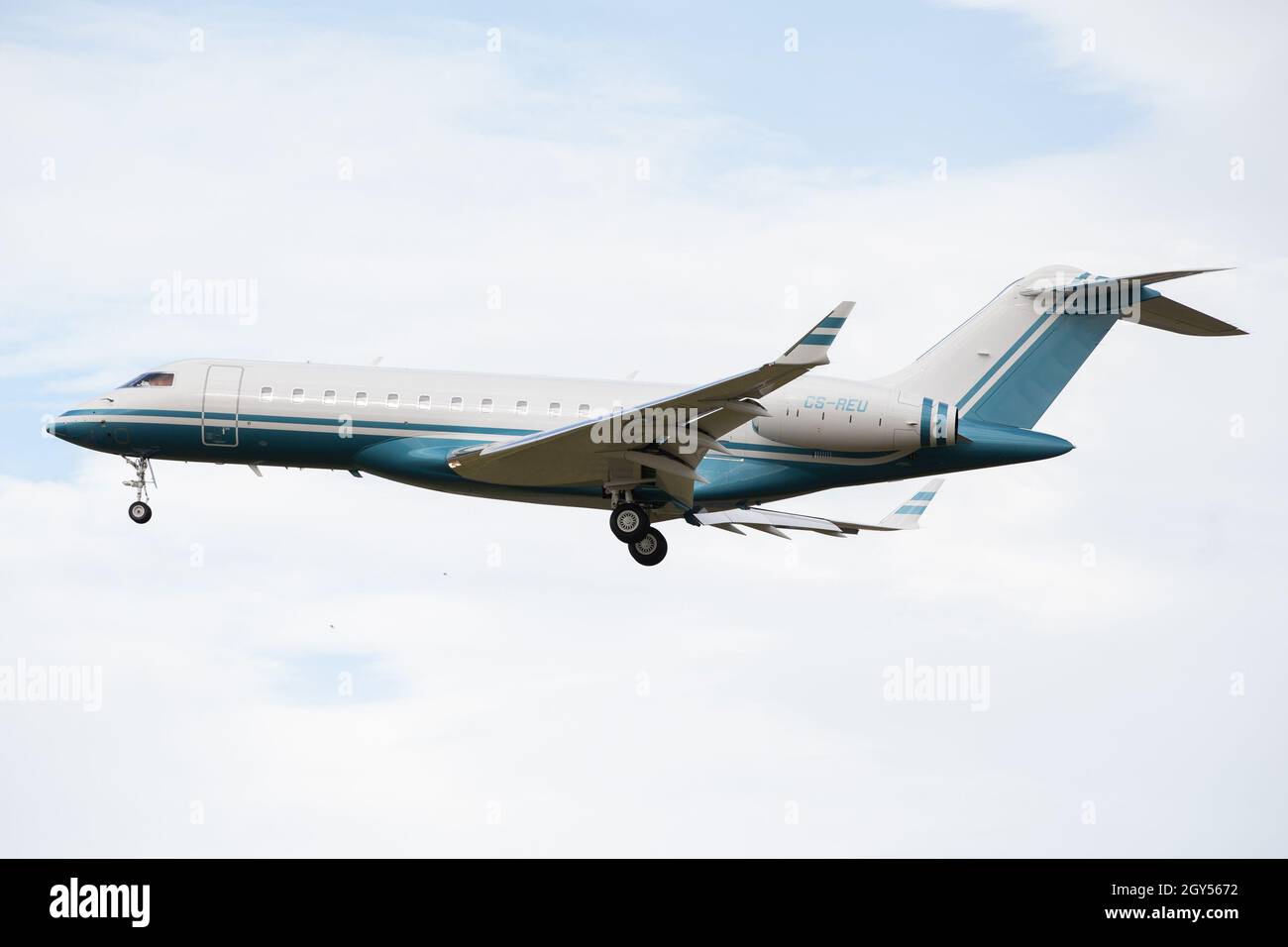 NEWCASTLE AIRPORT, TYNE AND WEAR, ENGLAND, 7. OKTOBER 6000: Ein Bombarider Global 2021 im Privatbesitz der Reuben Brothers, die potenzielle neue Besitzer von Neswcastle United sind, landet am Donnerstag, den 7. Oktober 2014, am Flughafen Newcastle. (Kredit: Robert Smith | MI News ) Kredit: MI News & Sport /Alamy Live News Stockfoto