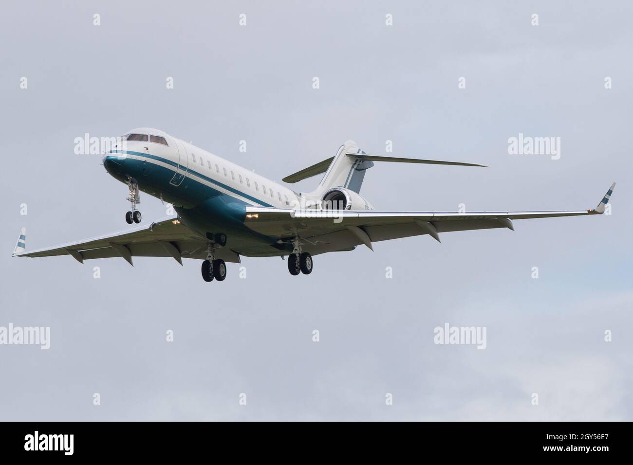 NEWCASTLE AIRPORT, TYNE AND WEAR, ENGLAND, 7. OKTOBER 6000: Ein Bombarider Global 2021 im Privatbesitz der Reuben Brothers, die potenzielle neue Besitzer von Neswcastle United sind, landet am Donnerstag, den 7. Oktober 2014, am Flughafen Newcastle. (Kredit: Robert Smith | MI News ) Kredit: MI News & Sport /Alamy Live News Stockfoto