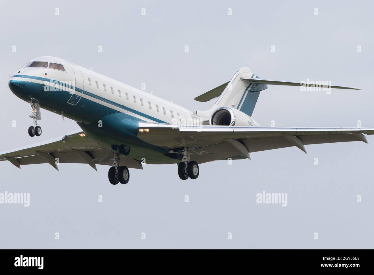 NEWCASTLE AIRPORT, TYNE AND WEAR, ENGLAND, 7. OKTOBER 6000: Ein Bombarider Global 2021 im Privatbesitz der Reuben Brothers, die potenzielle neue Besitzer von Neswcastle United sind, landet am Donnerstag, den 7. Oktober 2014, am Flughafen Newcastle. (Kredit: Robert Smith | MI News ) Kredit: MI News & Sport /Alamy Live News Stockfoto