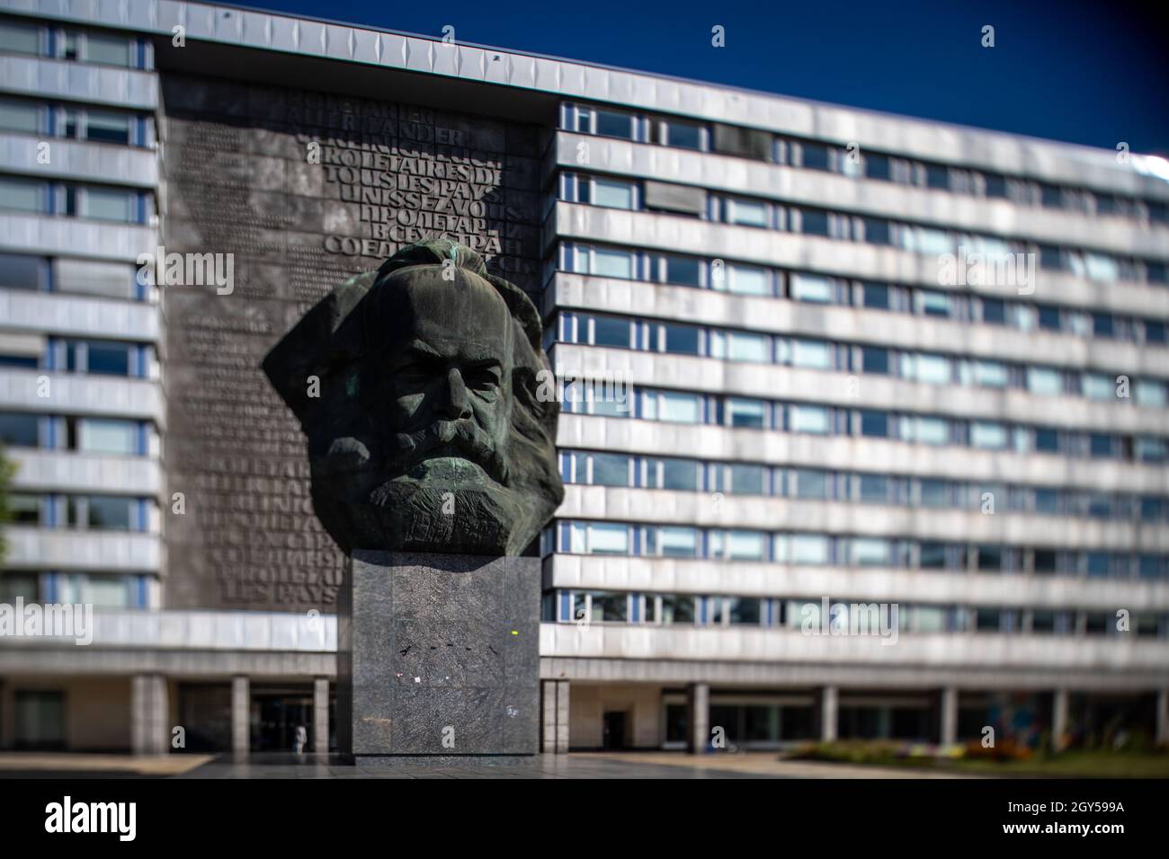 Chemnitz, Deutschland. Oktober 2021. Das Karl-Marx-Denkmal erhebt sich prominent im Zentrum von Chemnitz. Die 'Nischel', wie die Chemnitzer ihre riesige Marx-Skulptur nennen, ziert Stempel, Tassen und Kreditkarten. Jetzt wird er 50. Der 40 Tonnen schwere, riesige bronzene Philosoph-Kopf gilt als die zweitgrößte Porträtbüste der Welt. Es wurde vom russischen Bildhauer Lew Curbel (1917-2003) geschaffen und am 9. Oktober 1971 vor 250,000 Menschen enthüllt. (Foto mit Tilt-Shift-Objektiv) Quelle: Hendrik Schmidt/dpa-Zentralbild/dpa/Alamy Live News Stockfoto
