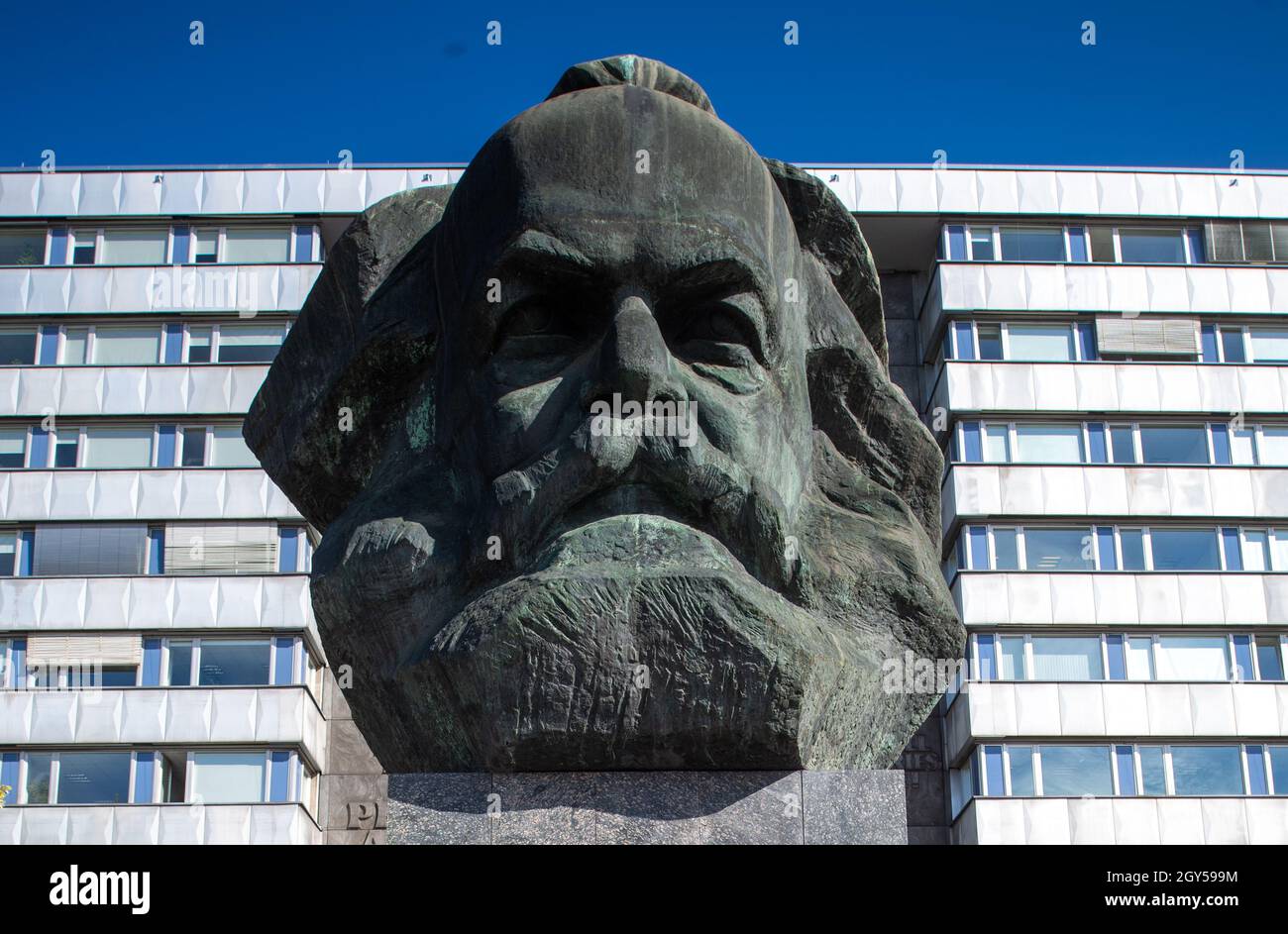 Chemnitz, Deutschland. Oktober 2021. Das Karl-Marx-Denkmal erhebt sich prominent im Zentrum von Chemnitz. Die 'Nischel', wie die Chemnitzer ihre riesige Marx-Skulptur nennen, ziert Stempel, Tassen und Kreditkarten. Jetzt wird er 50. Der 40 Tonnen schwere, riesige bronzene Philosoph-Kopf gilt als die zweitgrößte Porträtbüste der Welt. Es wurde vom russischen Bildhauer Lew Curbel (1917-2003) geschaffen und am 9. Oktober 1971 vor 250,000 Menschen enthüllt. Quelle: Hendrik Schmidt/dpa-Zentralbild/dpa/Alamy Live News Stockfoto