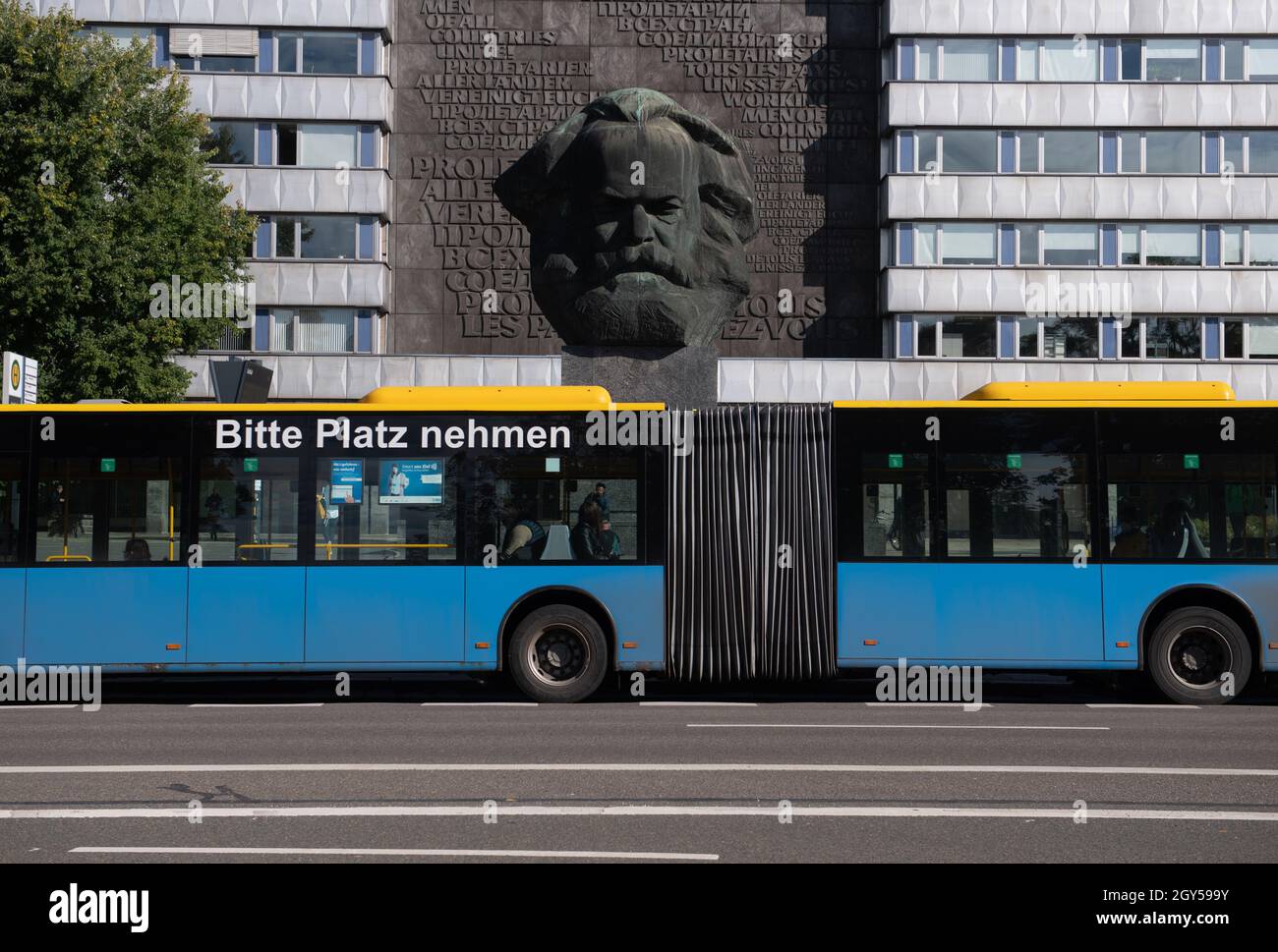 Chemnitz, Deutschland. Oktober 2021. Ein Bus hält vor dem Karl-Marx-Denkmal im Zentrum von Chemnitz. Die 'Nischel', wie die Chemnitzer ihre riesige Marx-Skulptur nennen, ziert Stempel, Becher und Kreditkarten. Jetzt wird er 50. Der 40 Tonnen schwere, riesige bronzene Philosoph-Kopf gilt als die zweitgrößte Porträtbüste der Welt. Es wurde vom russischen Bildhauer Lew Curbel (1917-2003) geschaffen und am 9. Oktober 1971 vor 250,000 Menschen enthüllt. Quelle: Hendrik Schmidt/dpa-Zentralbild/dpa/Alamy Live News Stockfoto