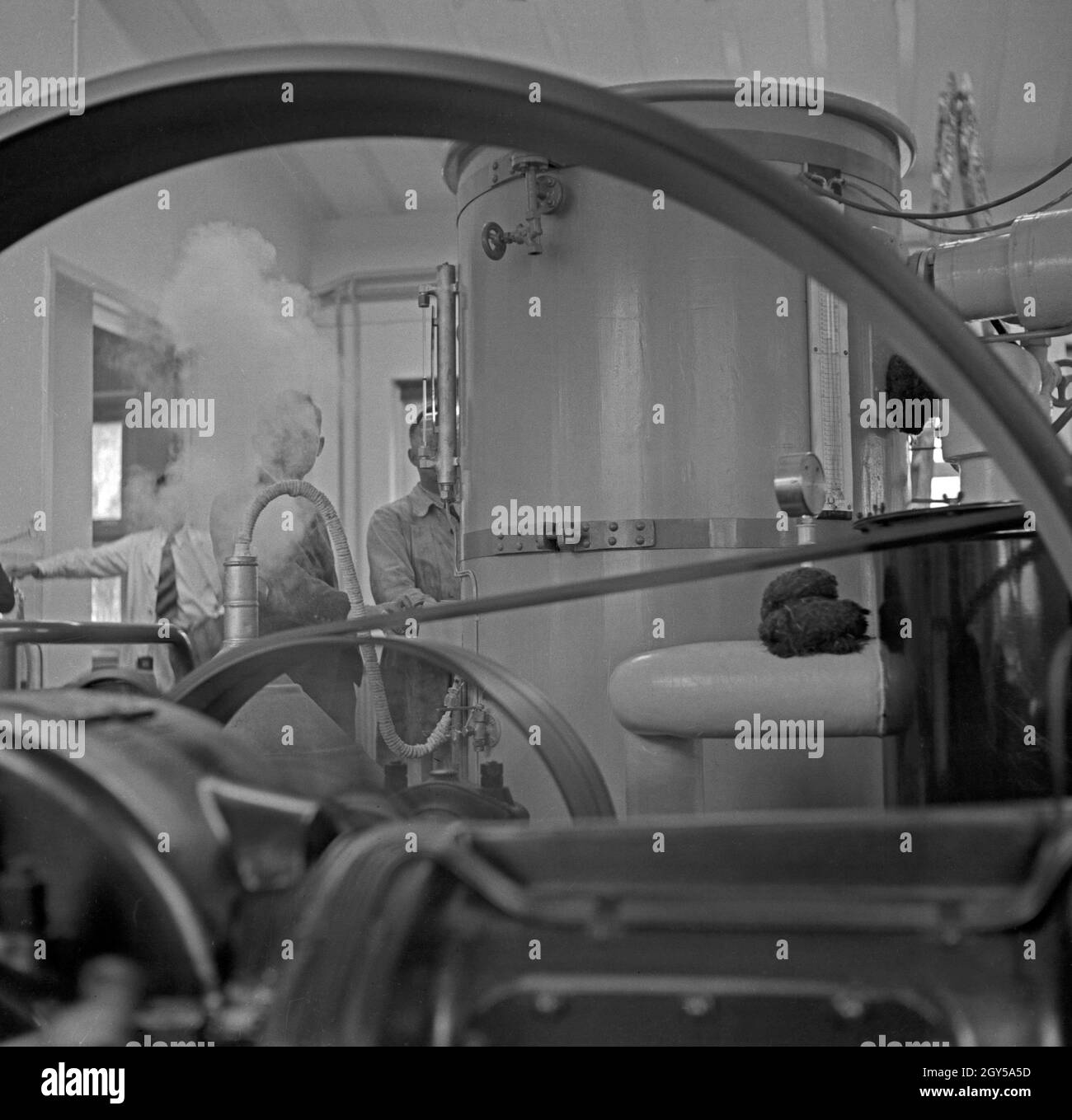 Im Maschnenraum des Kaiser-Wilhelm-Instituts für Physik in Berlin Dahlem, 1930er Jahre. Am Motor Unit der Kaiser-Wilhelm-Institut in Berlin Dahlem, 1930er Jahre. Stockfoto
