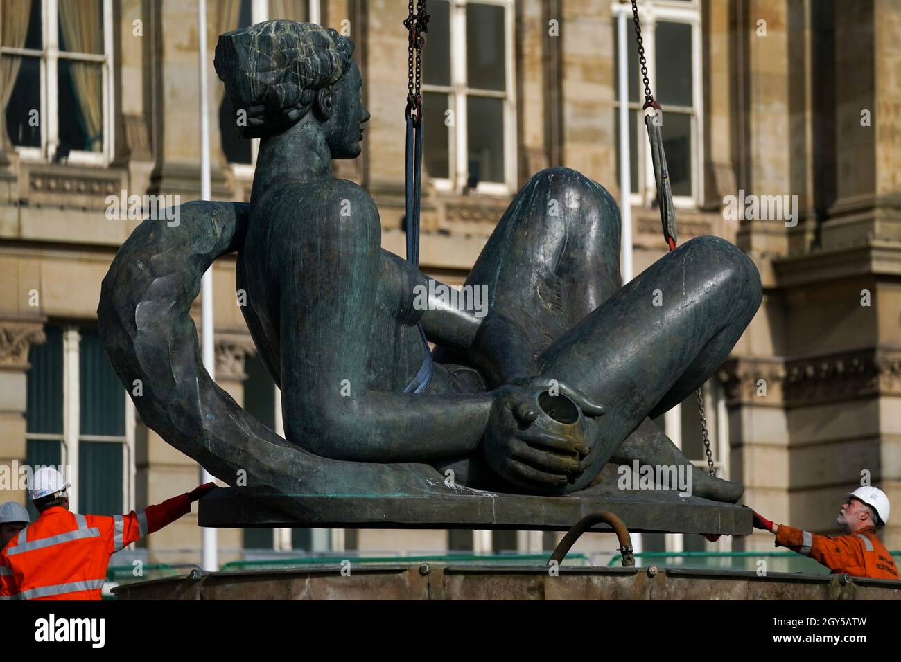 Die ikonische Statue der Flussgöttin in Birmingham - liebevoll als „Floozie im Whirlpool“ bekannt - wird zum ersten Mal seit fast 28 Jahren aus ihrem Brunnen am Victoria Square gehoben, um Reinigungs- und Restaurierungsarbeiten zu erledigen. Stockfoto