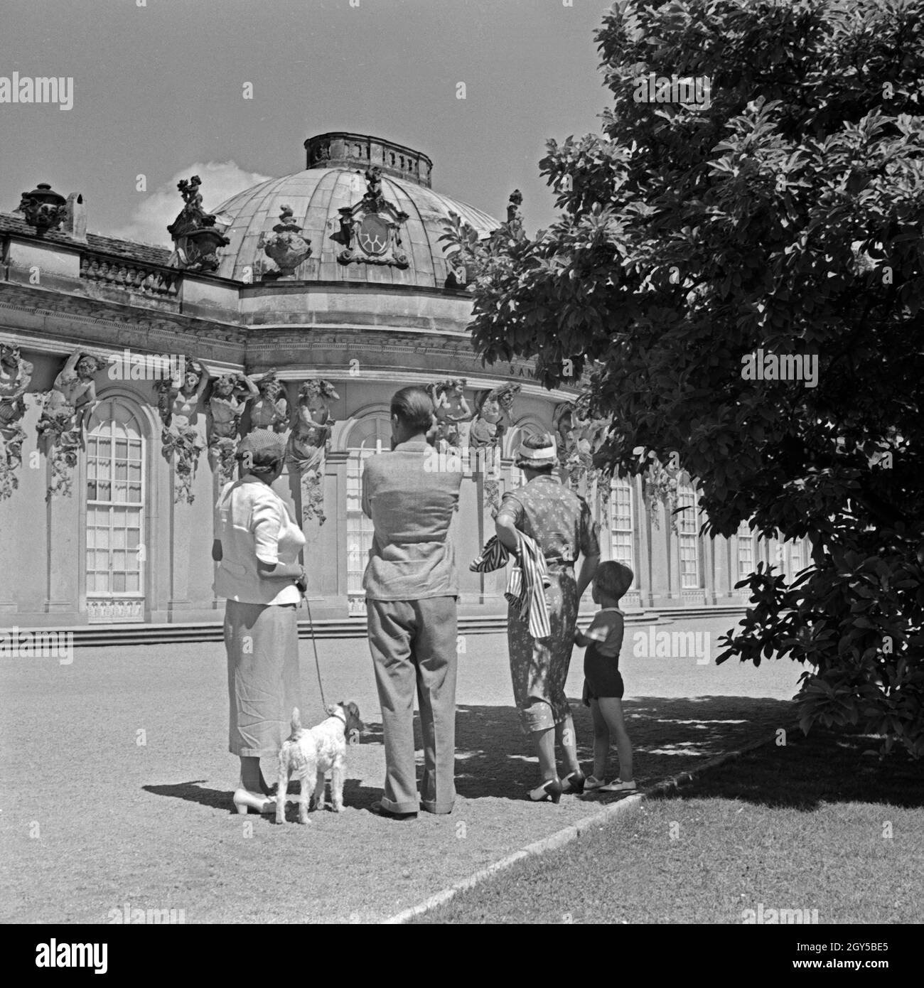 Eine Familie besichtigen Schloß Sanssouci in Potsdam bei Berlin, Deutschland 1930er Jahre. Eine Familie, die Schloss Sanssouci in Potsdam bei Berlin, Deutschland, 1930er Jahre besucht. Stockfoto
