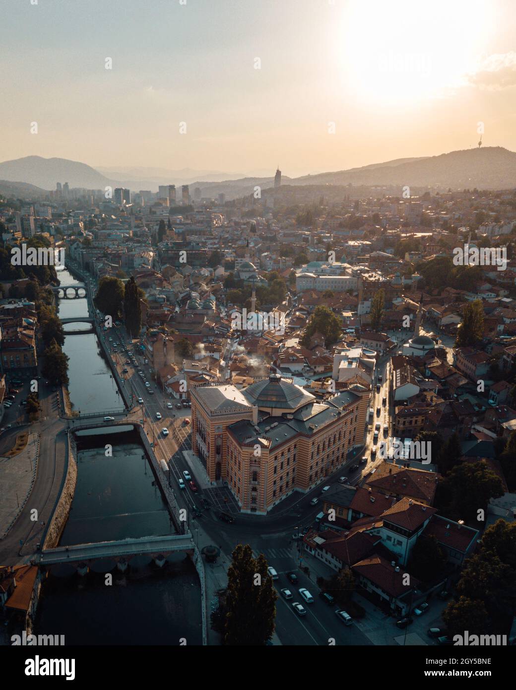 Drohnenansicht der Innenstadt von Sarajevo, des Rathauses und des Flusses Miljacka Stockfoto