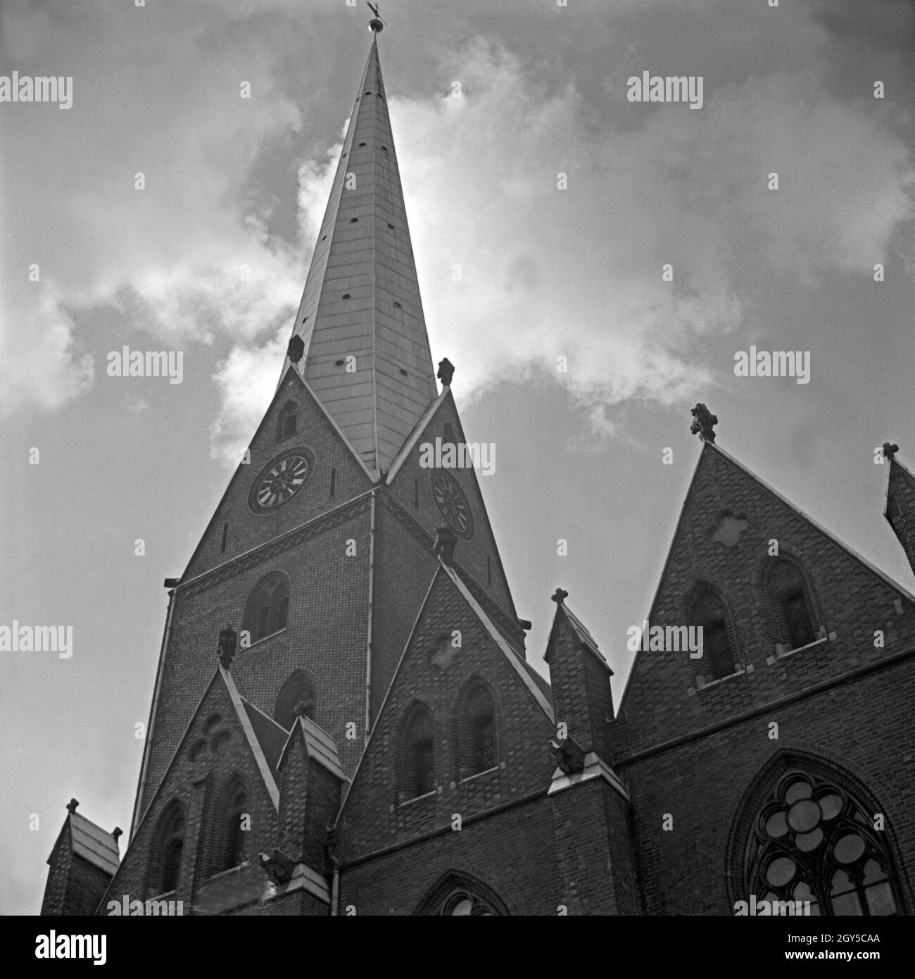 Sankt Petri Kirche ist die älteste Pfarrkirche Sterben in Hamburg, Deutschland 1930er Jahre. Die Kirche von St. Peter ist die älteste Kirche in Hamburg, Deutschland 1930. Stockfoto