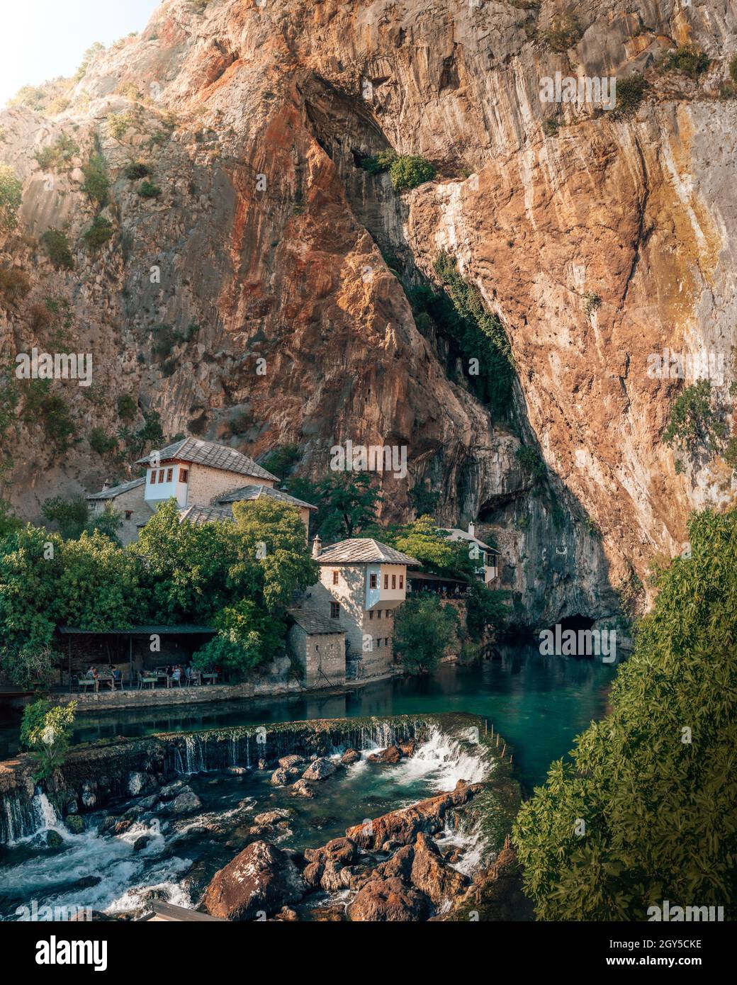 Die Quelle des Flusses Buna bei Blagaj Tekke, in der Nähe von Mostar in Bosnien und Herzegowina, Blagaj Tekija Stockfoto