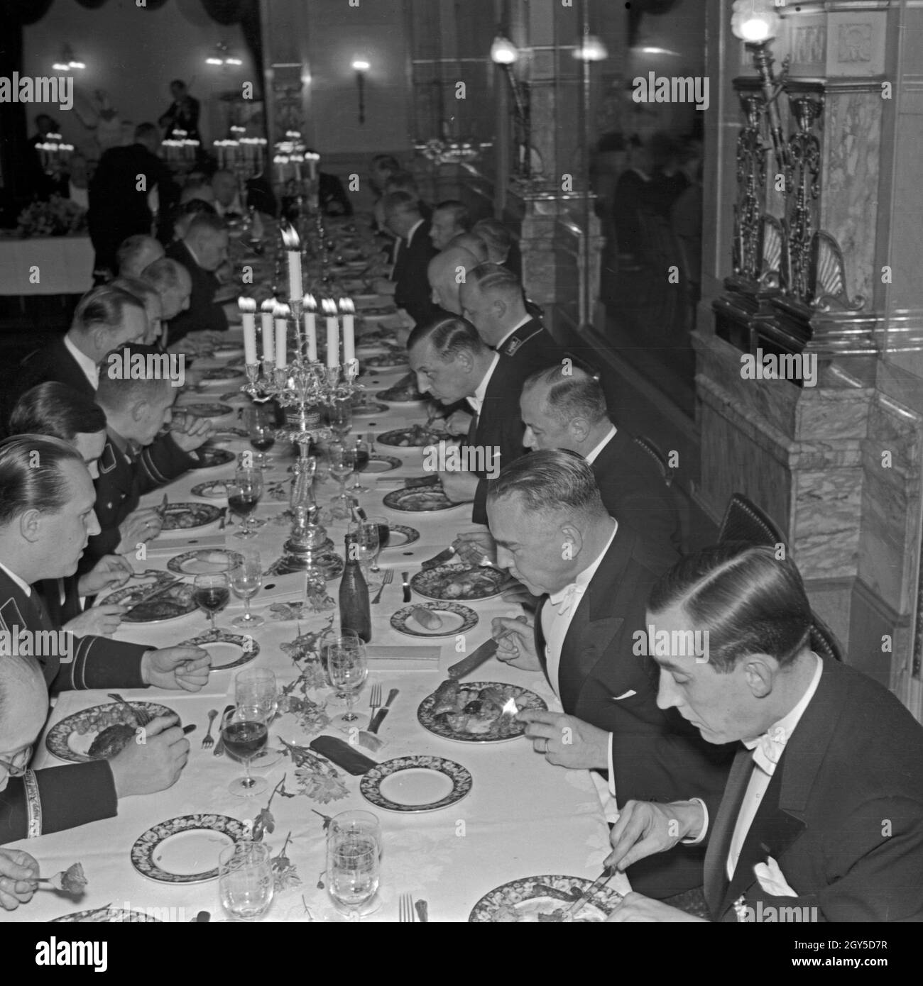 Der Deutsch Niederländische Club lädt zum martinsgans Essen ins Hotel Bristol, Deutschland 1930er Jahre. Die deutsche Niederländische Club lädt zum traditionellen Gans an Martinmas Abendessen im Hotel Bristol, Berlin, Deutschland 1930. Stockfoto