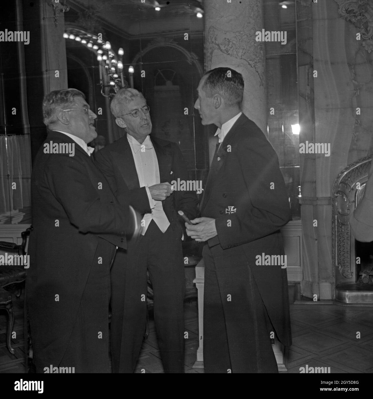 Der Deutsch Niederländische Club lädt zum Martinsgans Essen ins Hotel Bristol; nach dem Essen werden Zigarren angezeigt, Deutschland 1930er Jahre. Der German Dutch Club lädt zum Martinmas-Abendessen im Hotel Bristol zu traditioneller Gänse ein; nach dem Abendessen rauchen sie Zigarren, Berlin, Deutschland 1930er Jahre. Stockfoto