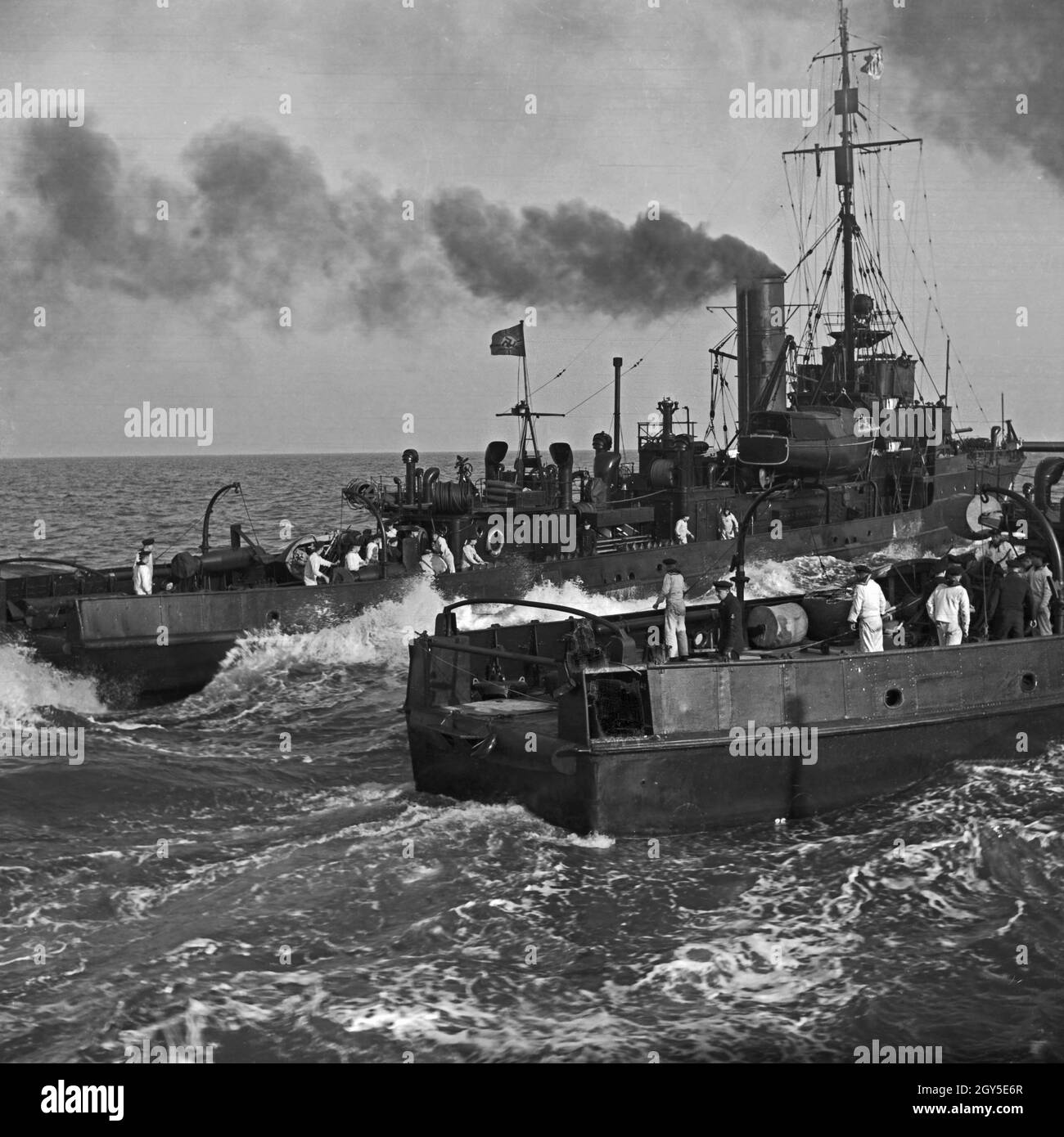 Unterground der 2. Minensuch Flotille Bei Einer Übung Auf Ihren Minensuchbooten, 1930er Jahre Deutschland. Segler von Minesweeper bei einer Übung auf ihre Mindsweeper, Deutschland der 1930er Jahre. Stockfoto