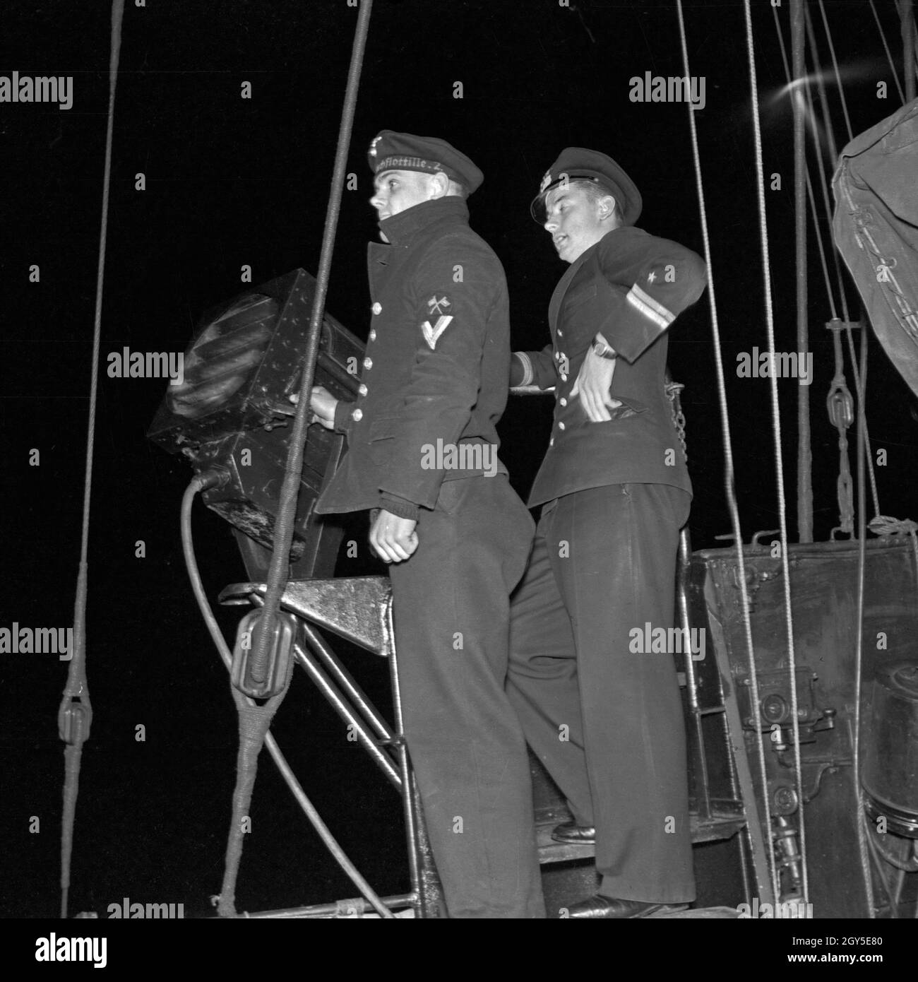 Matrosenobergefreiter und Oberleutnant zur finden Sie in der 2. Minensuchflottille bei der Nachtwache, Deutschland 1930er Jahre. Marine Lance Corporal und nav Oberleutnant in der Nacht Sentinel, Deutschland 1930. Stockfoto