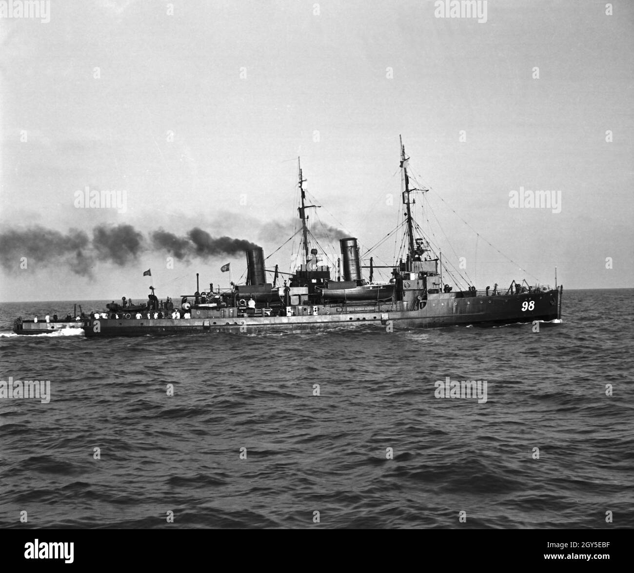 Minensuchboot 98 der 2. Minensuch Flotille Bei Einer Übung, 1930er Jahre Deutschland. Minesweeper-98 bei einer Übung, Deutschland der 1930er Jahre. Stockfoto