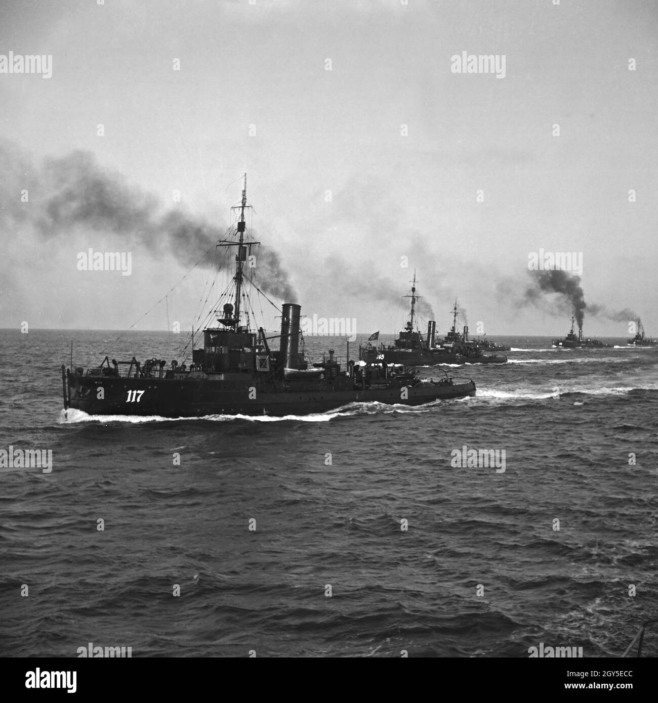 Minensuchboot 117 der 2. Minensuch Flotille bei einer Übung, Deutschland 1930er Jahre. Minesweeper 117 an eine Übung, Deutschland 1930. Stockfoto