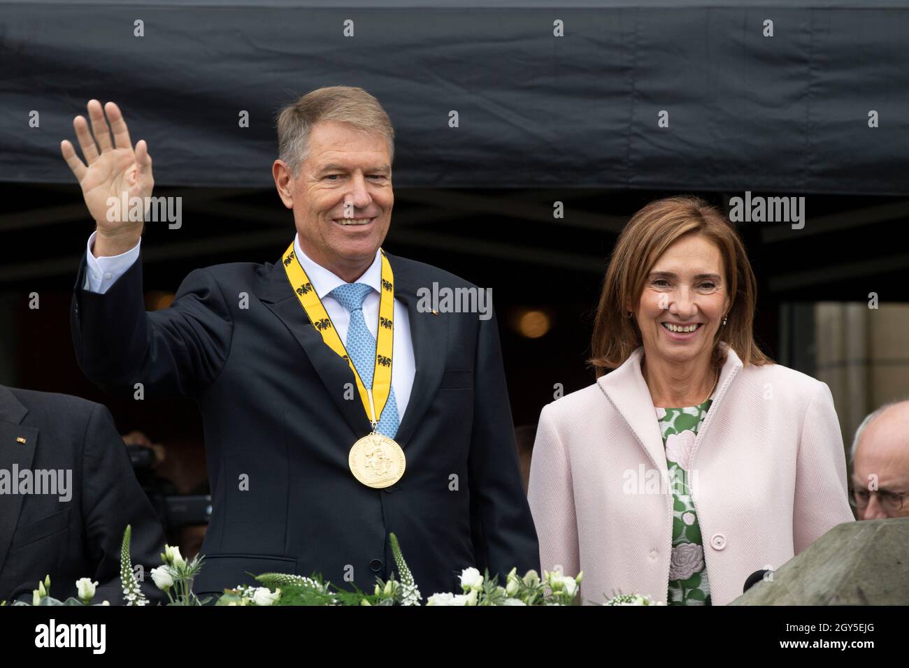 Preisträger Klaus IOHANNIS, Präsident Rumäniens, mit der Karlsmedaille, mit seiner Frau Carmen auf dem Rathausbalkon, Waves, Internationaler Karlspreis der Stadt Aachen, Preisverleihung im Rathaus Aachen am 2. Oktober 2021. Â Stockfoto