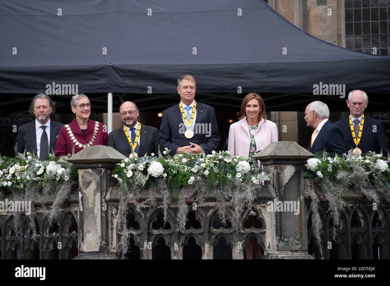 Preisträger Klaus IOHANNIS, Präsident Rumäniens, mit seiner Frau Carmen auf dem Rathausbalkon, mitte, von links: Heinrich KARNER, Ehemann von Sibylle KEUPEN, Oberbürgermeister von Aachen, Sibylle KEUPEN, Oberbürgermeister von Aachen, Martin SCHULZ, Politiker, ehemaliger Präsident des Europäischen Parlaments, Preisträger Klaus IOHANNIS, Präsident Rumäniens, Mit seiner Frau Carmen, Dr. Jürgen LINDEN, (JÃ_rgen), Vorsitzender des Präsidiums des Karlspreises, Herman van ROMPUY, ehemaliger Präsident des Europarates, Internationaler Karlspreis der Stadt Aachen, verliehen im Rathaus Aachen Stockfoto