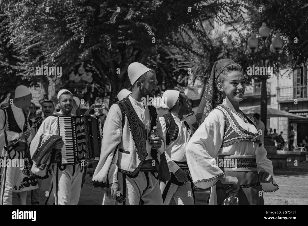Schwarz-Weiß vom Volkstanz aus Mazedonien bei einem Straßenvolkfestival in Montblanc, Festival Mayor Stockfoto