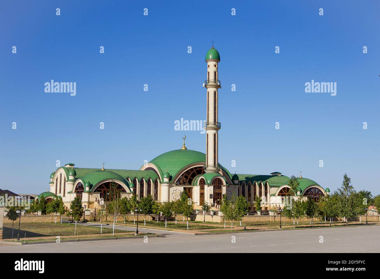 Moderne muslimische Moschee in der Tschetschenischen Republik, in der Nähe der Autobahn Machatschkala-Grosny. Hintergrund - blauer Himmel, Kopierbereich Stockfoto