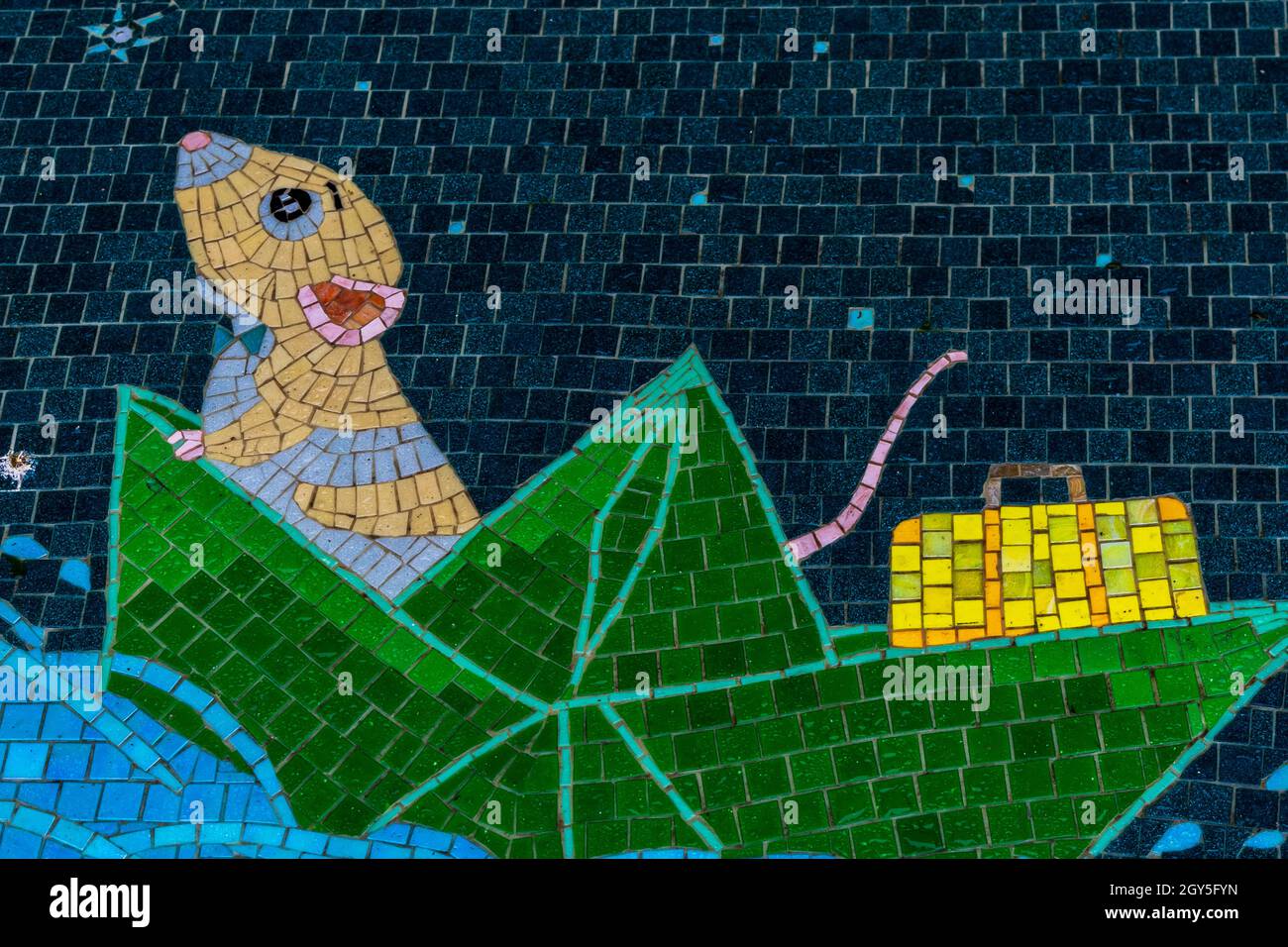 Selenogradsk, Region Königsberg, Russland, 09.14.2021. Reisen nette Maus mit einem Koffer. Mosaikplatte. Öffentliche Wandergebiet in Zelenogradsk. Stockfoto