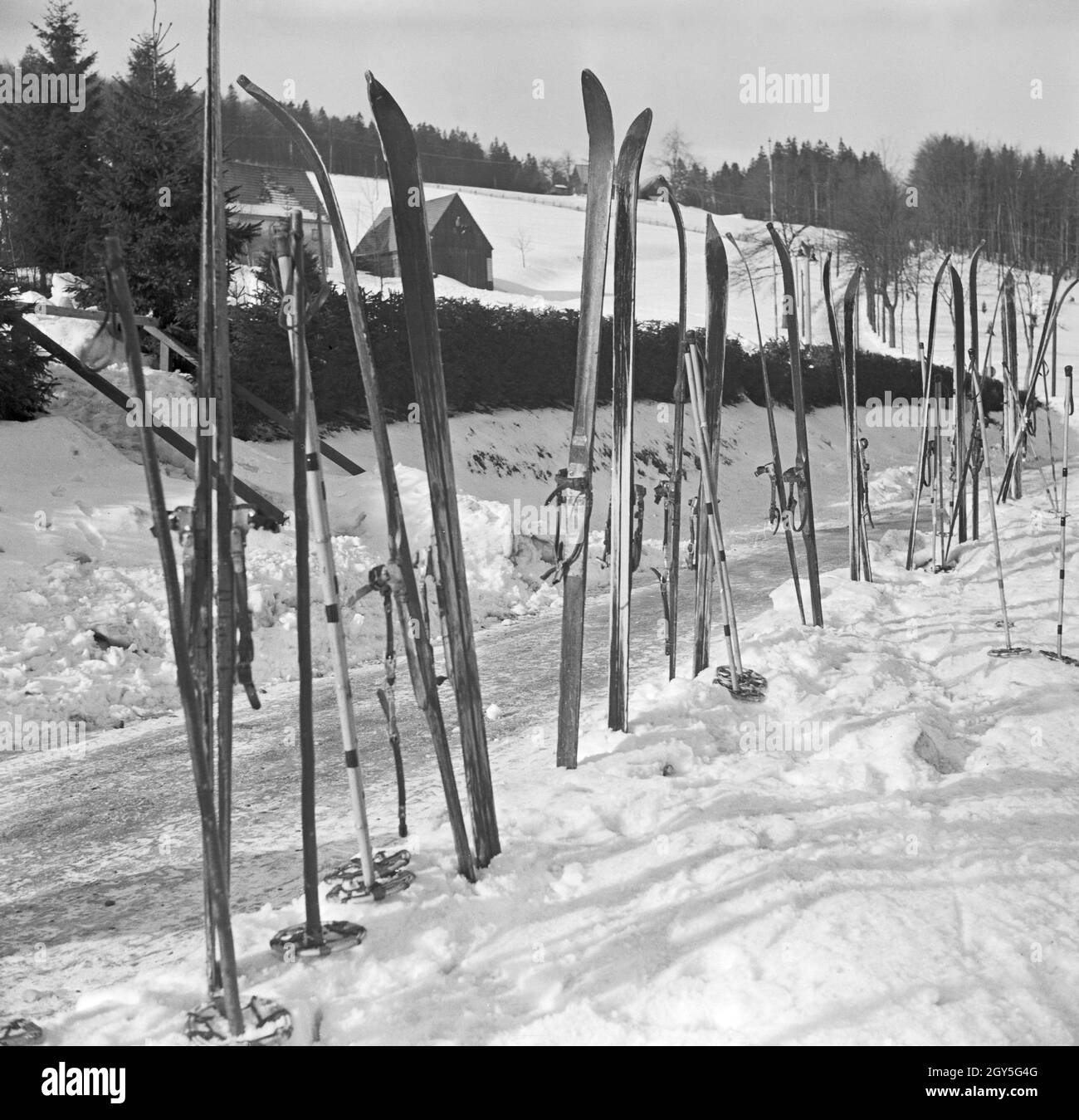 Ein Ausflug in Das Skigebiet Reheberg Im Erzgebirge, 1930er Jahre Deutsches Reich. Ein Ausflug ins Schigebiet Rehberg im Erzgebirge, Deutschland der 1930er Jahre. Stockfoto