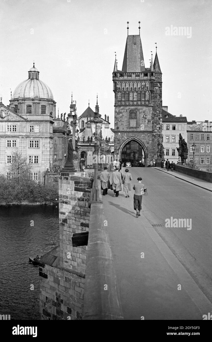 Originalbildschrift: Prag: Ansicht der Karlsbrücke gegen Osten. Links im Bild die Kuppel der Kreuzherrenkirche. Die Karlsbrücke erbaut unter Karl IV. Stockfoto