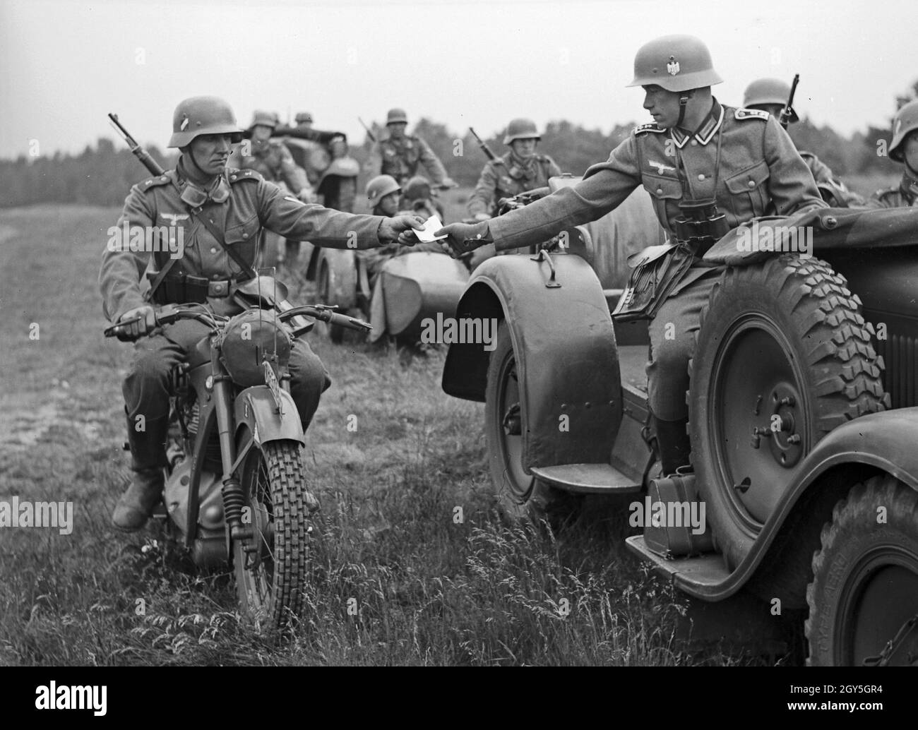 Soldaten der deutschen Wehrmacht bei einer Übung im Gelände, Deutschland 1930er Jahre. Soldaten der deutschen Wehrmacht üben und trainieren auf einem militärischen Übungsplatz, Deutschland 1930er Jahre. Stockfoto