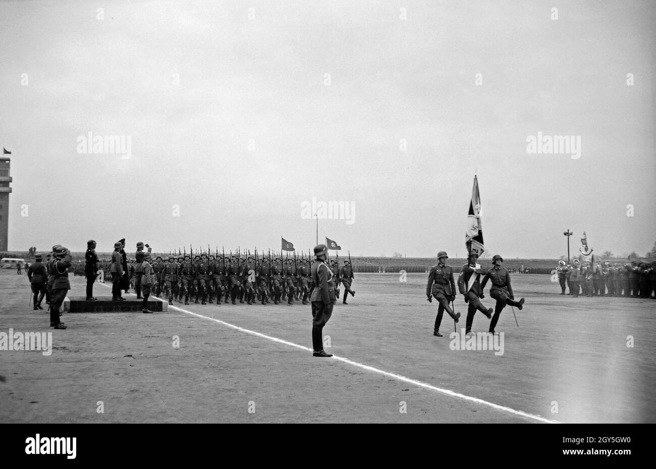 Militärparade im Sokol Stadion in Prag, anlässlich der Geburtstagsfeier von Adolf Hitler, 1930er Jahre. Stockfoto