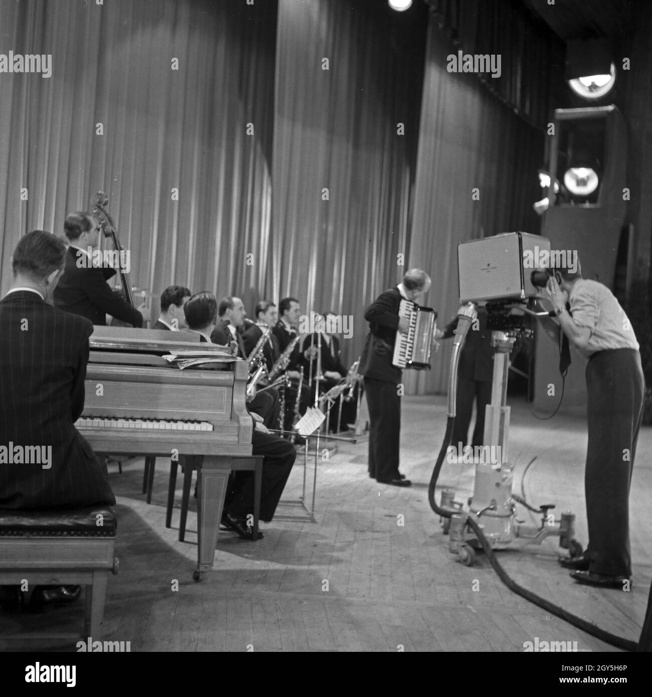 Acteure auf und hinter der Bühne beim 'Wunschkonzert der Wehrmacht', Deutschland 1940er Jahre. Künstler auf und hinter der Bühne im Wunschkonzert der Wehrmacht, Deutschland 1940er Jahre. Stockfoto