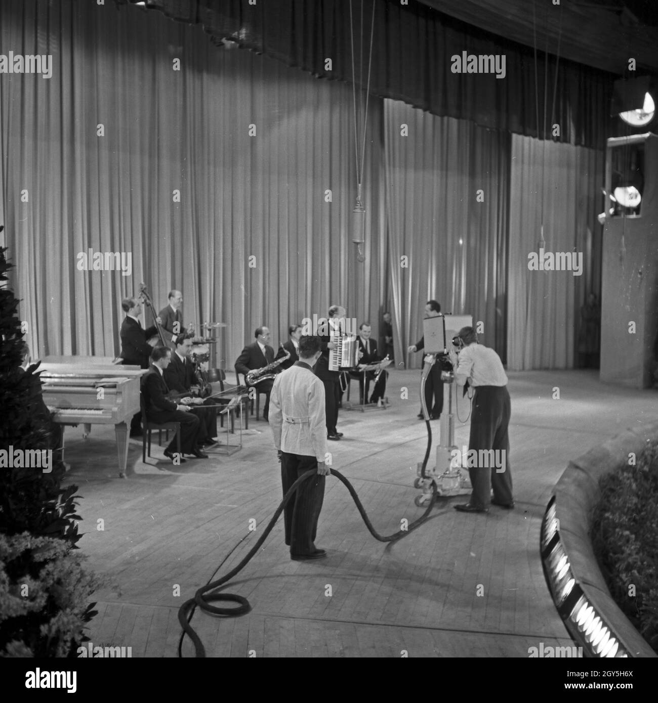Acteure auf und hinter der Bühne beim 'Wunschkonzert der Wehrmacht', Deutschland 1940er Jahre. Künstler auf und hinter der Bühne im Wunschkonzert der Wehrmacht, Deutschland 1940er Jahre. Stockfoto
