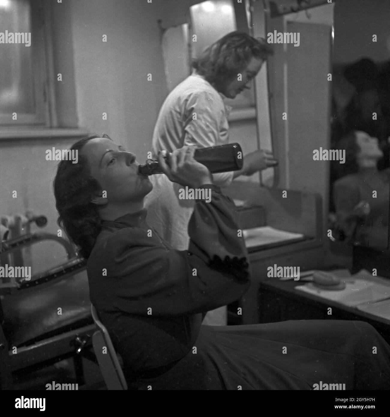 Acteure auf und hinter der Bühne beim 'Wunschkonzert der Wehrmacht', Deutschland 1940er Jahre. Künstler auf und hinter der Bühne im Wunschkonzert der Wehrmacht, Deutschland 1940er Jahre. Stockfoto