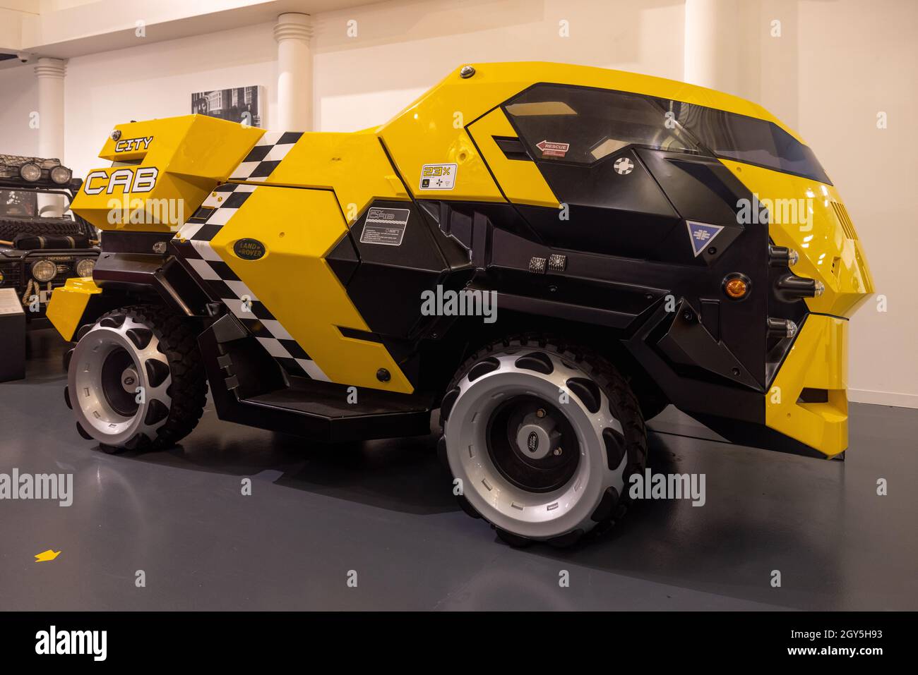 Land Rover 101 Mega-City ein Taxi von Judge Dredd, ausgestellt im British Motor Museum, Gaydon, Warwickshire, Großbritannien Stockfoto