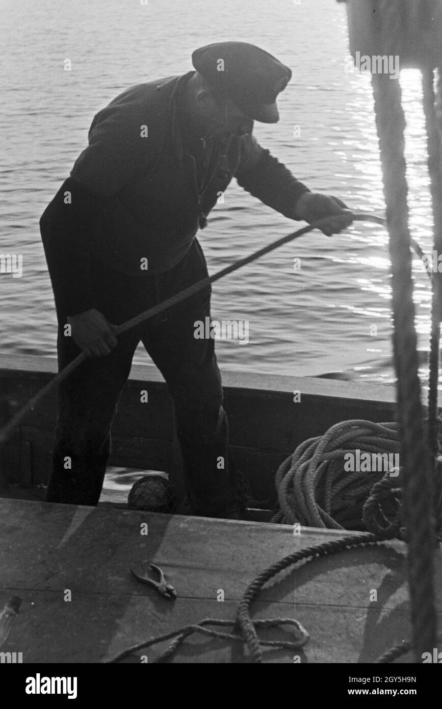 Ein Hochseefischer bei der Arbeit ein Deck, Deutschland 1930er Jahre. Ein tiefes Meer Fischer Arbeiten an Deck, Deutschland 1930. Stockfoto