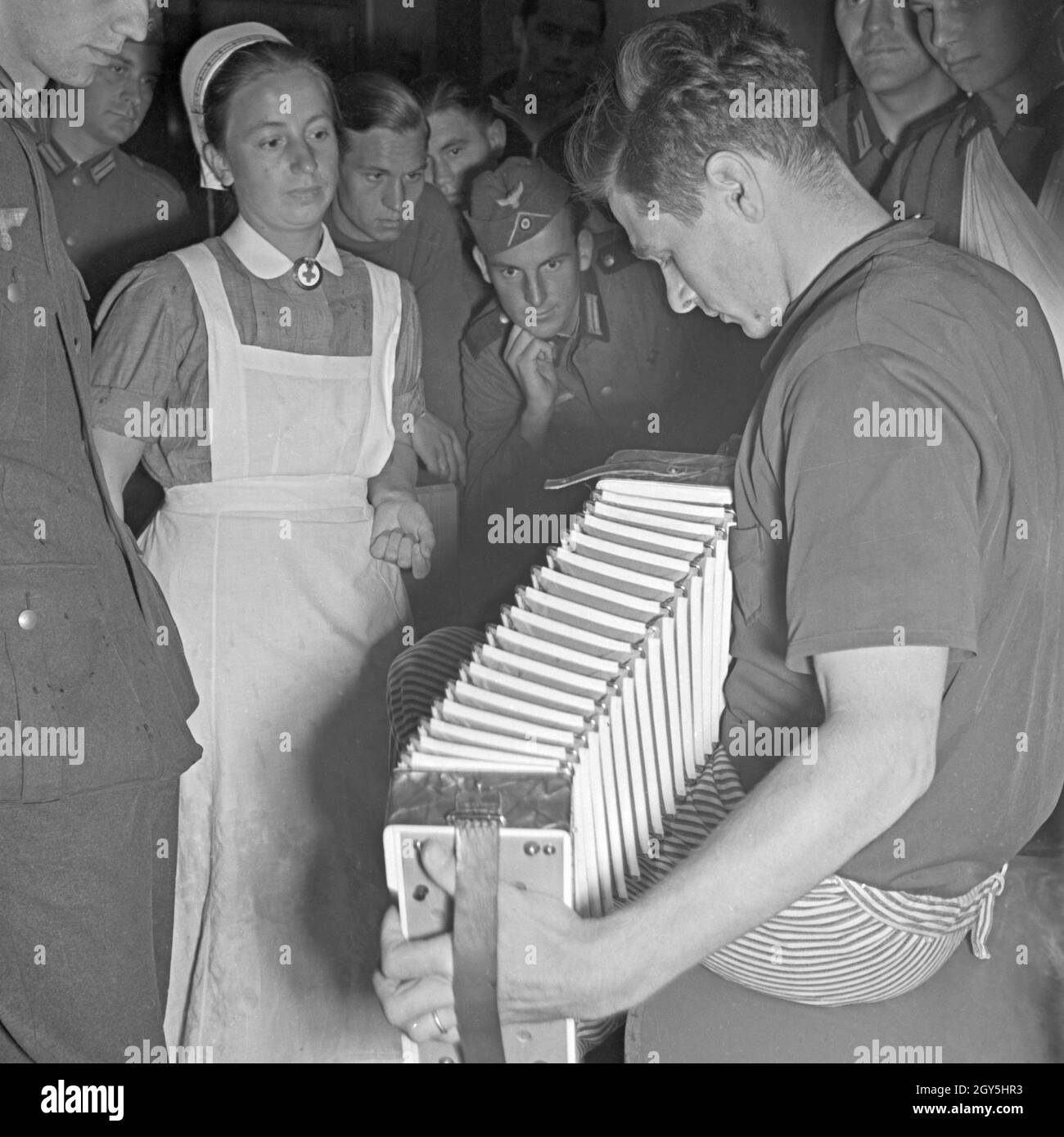 Original-Bildunterschrfit: Einer spielt auf der Harmonika ein Bord der "Wilhelm Gustloff", Deutschland 1940-er Jahre. Ein Soldat spielen Akkordeon auf das Schiff "Wilhelm Gustloff", Deutschland 1940. Stockfoto