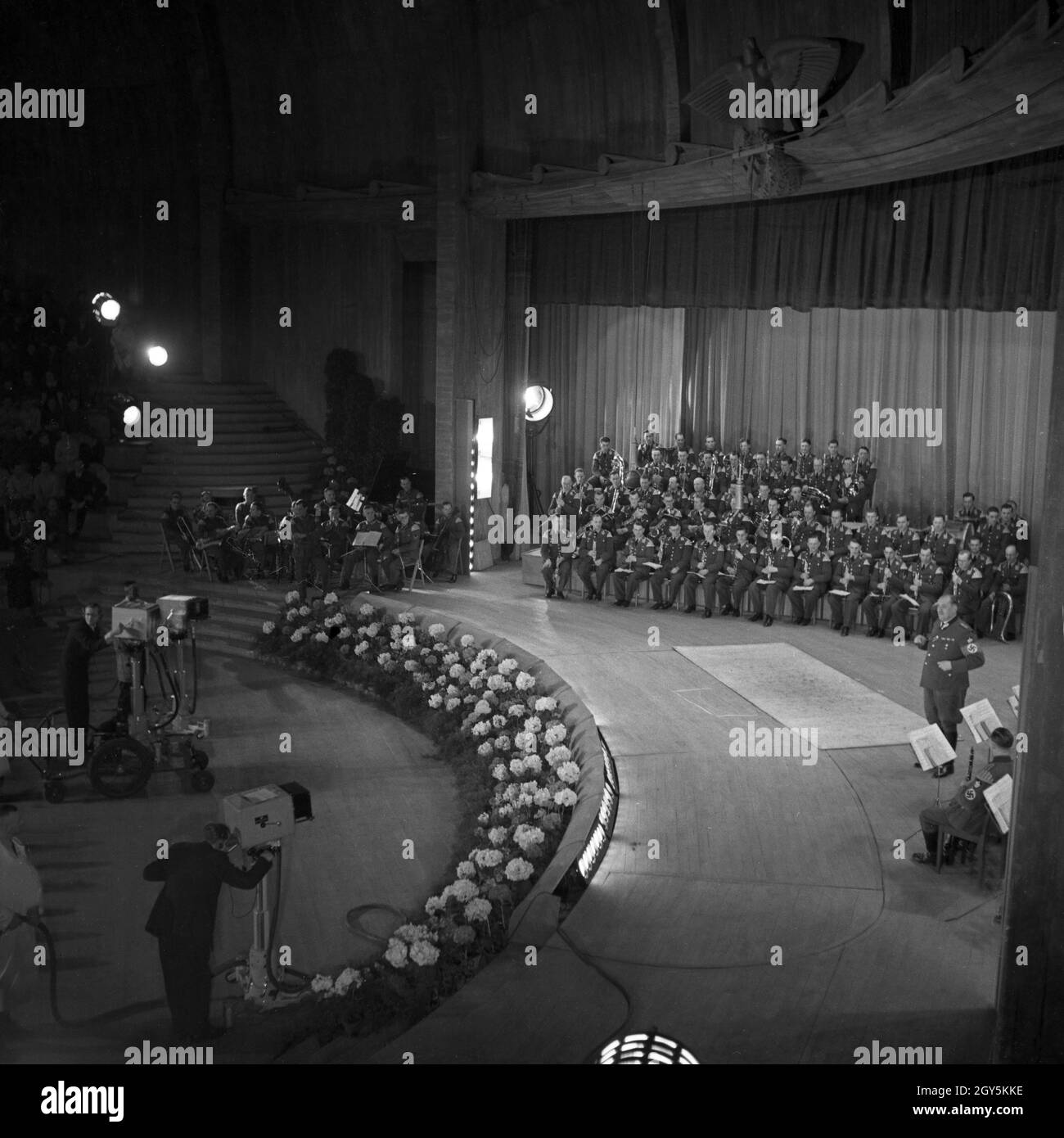 Ein Orchester auf der Bühne beim 'Wunschkonzert der Wehrmacht', Deutschland 1940er Jahre. Ein Orchester spielt live auf der Bühne des Wunschkonzerts der Wehrmacht, Deutschland 1940er Jahre. Stockfoto