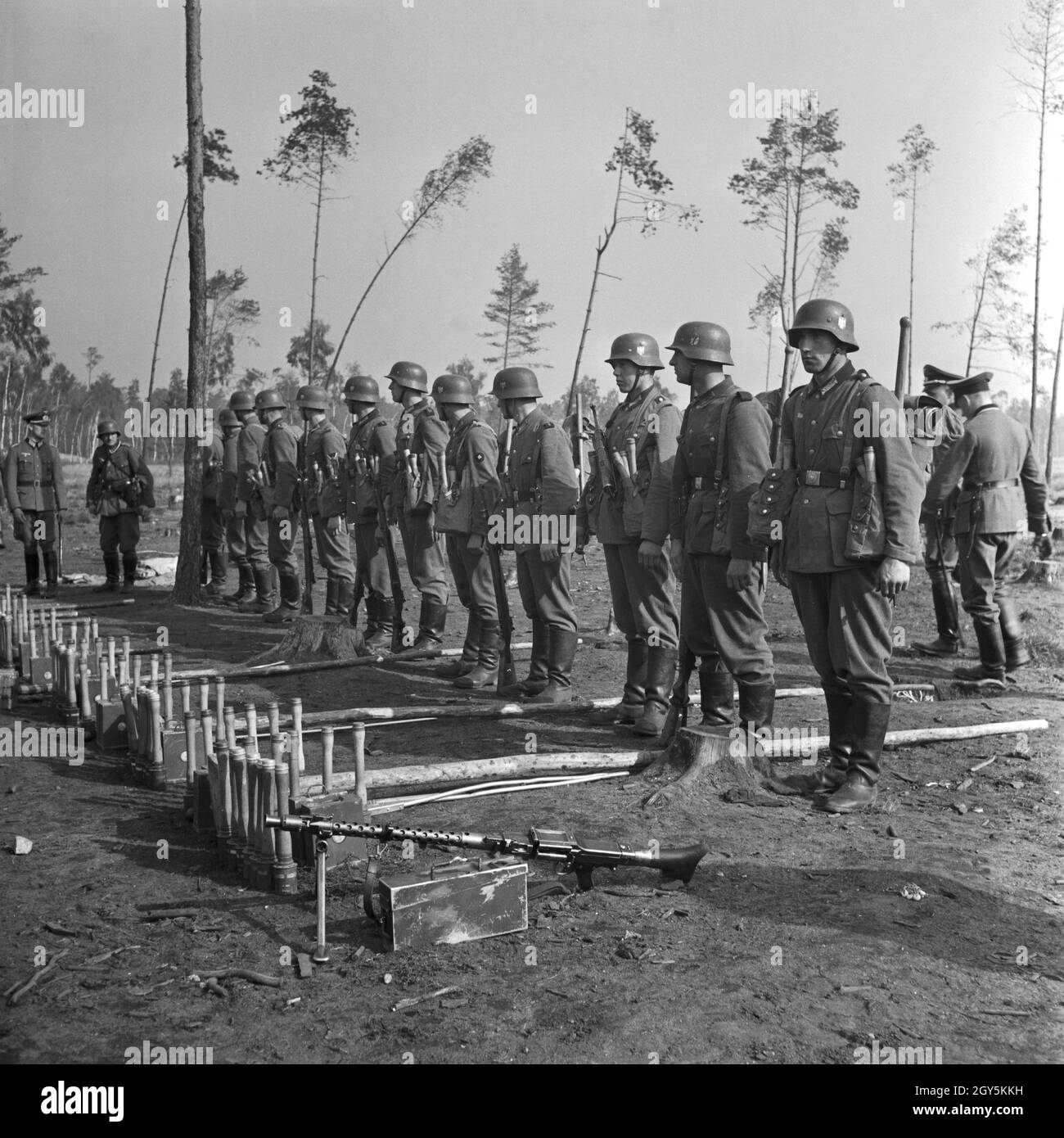 Original-Bildunterschrift: Pionier Stoßtrupp mit Aurüstung angetreten, Deutschland 1940er Jahre. Engineering Unit Musterung, Deutschland 1940. Stockfoto