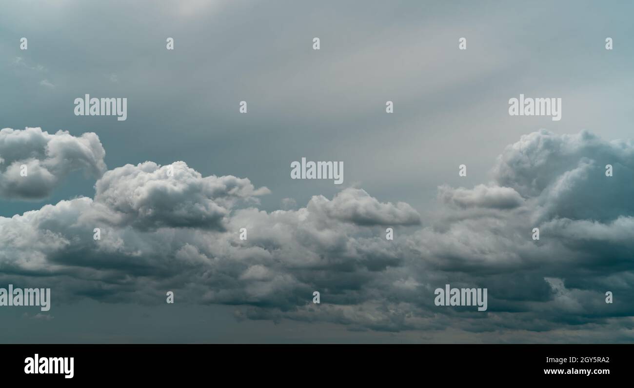 Panoramablick auf den bewölkten Himmel. Dramatischer grauer Himmel und weiße Wolken vor Regen in der Regenzeit. Wolkiger und launischer Himmel. Sturmhimmel. Wolkenlandschaft. Düster und Stockfoto