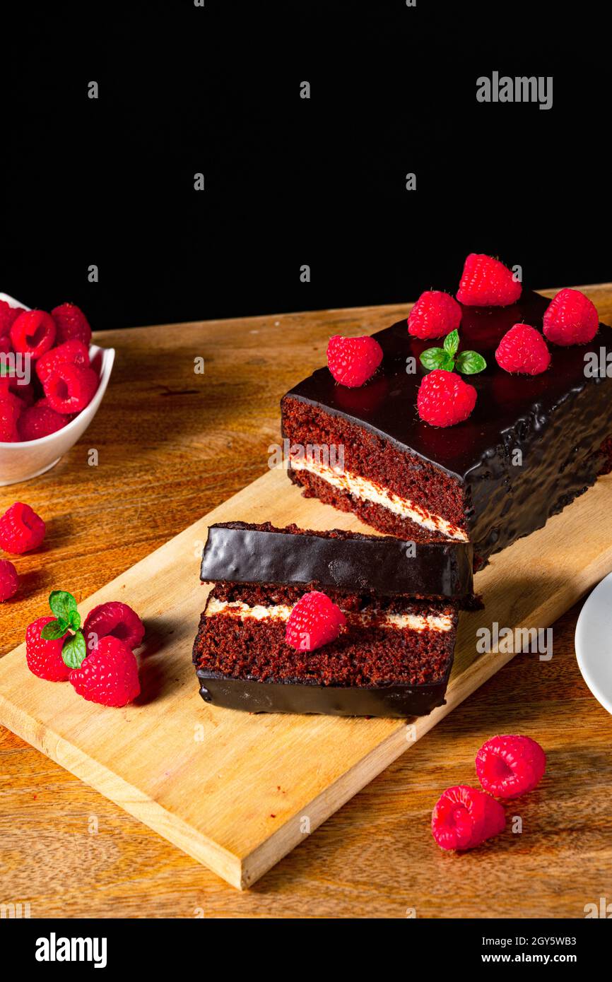 Schokoladenkuchen mit Himbeeren und Kaffee Stockfoto