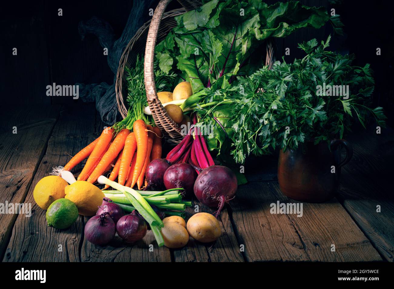 Korb mit versch. gemüse: rote beete und karotte Stockfoto