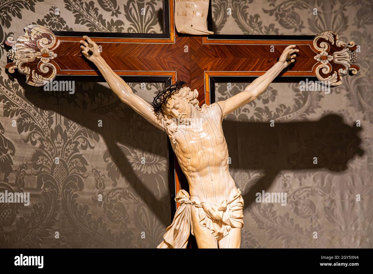 TURIN, ITALIEN - CA. MAI 2021: Altes Kruzifix aus Holz und Elfenbein (1750). Jesus Christus Symbol der Auferstehung und des Lebens nach dem Tod. Stockfoto