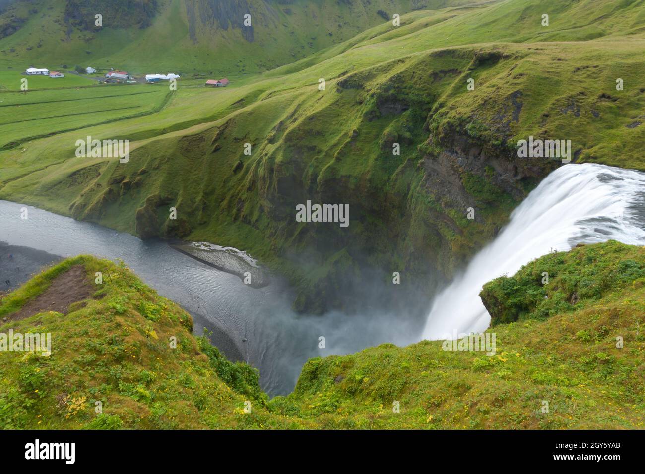 Skogafoss fällt im Sommer Aussicht, Island. Isländische Landschaft. Stockfoto