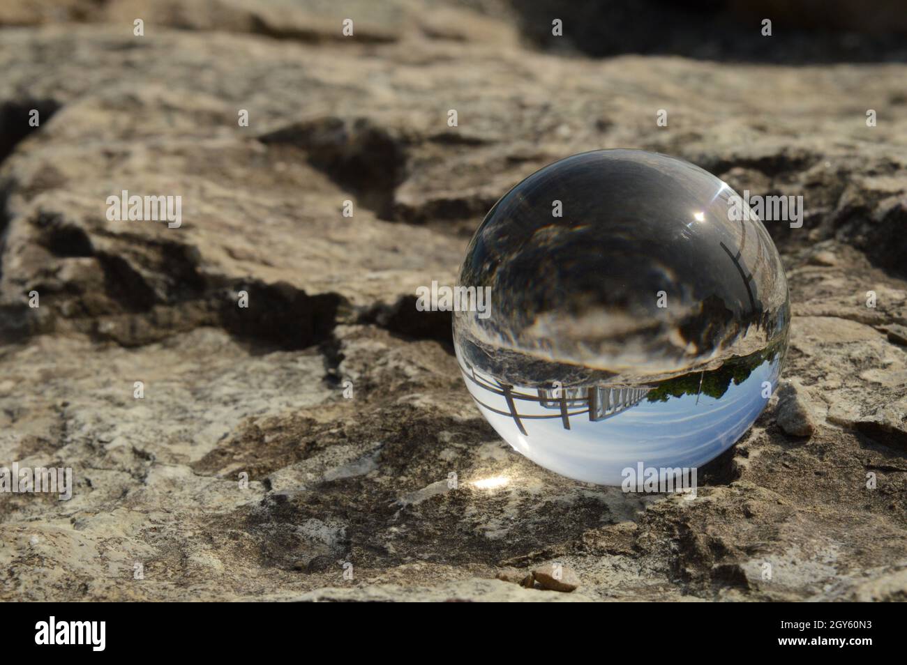 Ein interessanter Kristallball, der für moderne Fotoprops verwendet wird, um ein mystisches Bild und Wunder zu verbessern. Stockfoto