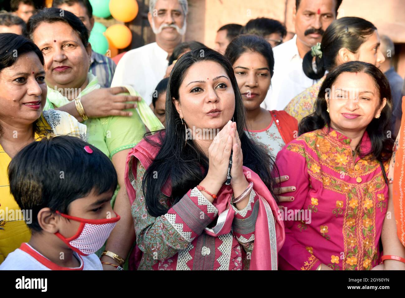 BJP MLA Königliche Familie von Bikaner Siddhi Kumari mit BJP Parteiarbeitern, die Geburtstag in Bikaner feiern. (Foto von Dinesh Gupta/Pacific Press) Stockfoto