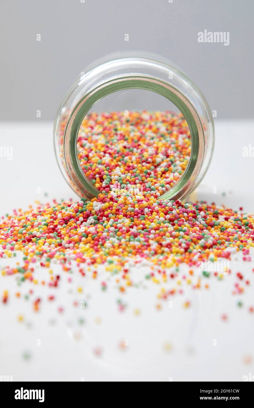 Ein Glas mit hunderttausenden Kuchendekorationen Stockfoto