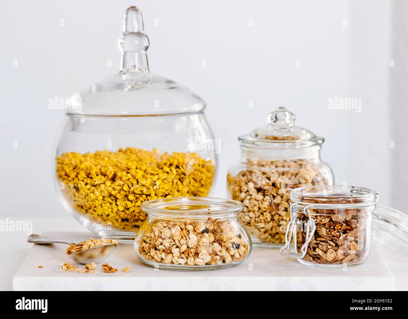 Verschiedene Gläser Frühstücksgranola, bereit zum Servieren Stockfoto